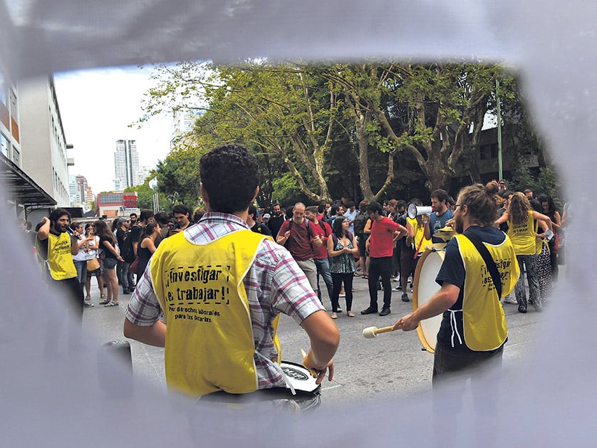 Con pancartas, banderas y micrófonos, los becarios estuvieron a la mañana en la sede del ministerio.