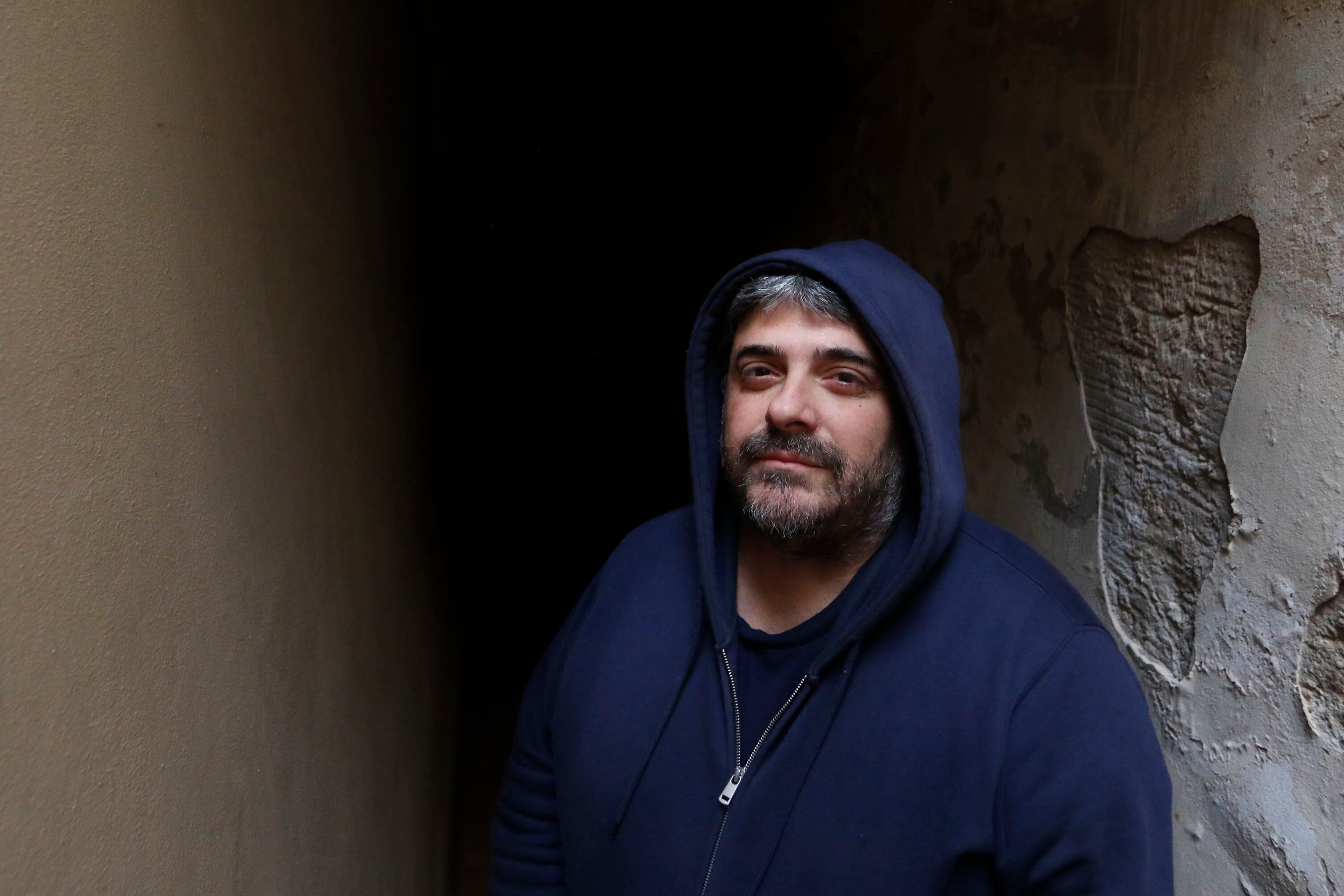 Ronchetti conduce el programa de radio "Cosa de negros" y se gana la vida al frente de la pizzeria "El chiste".