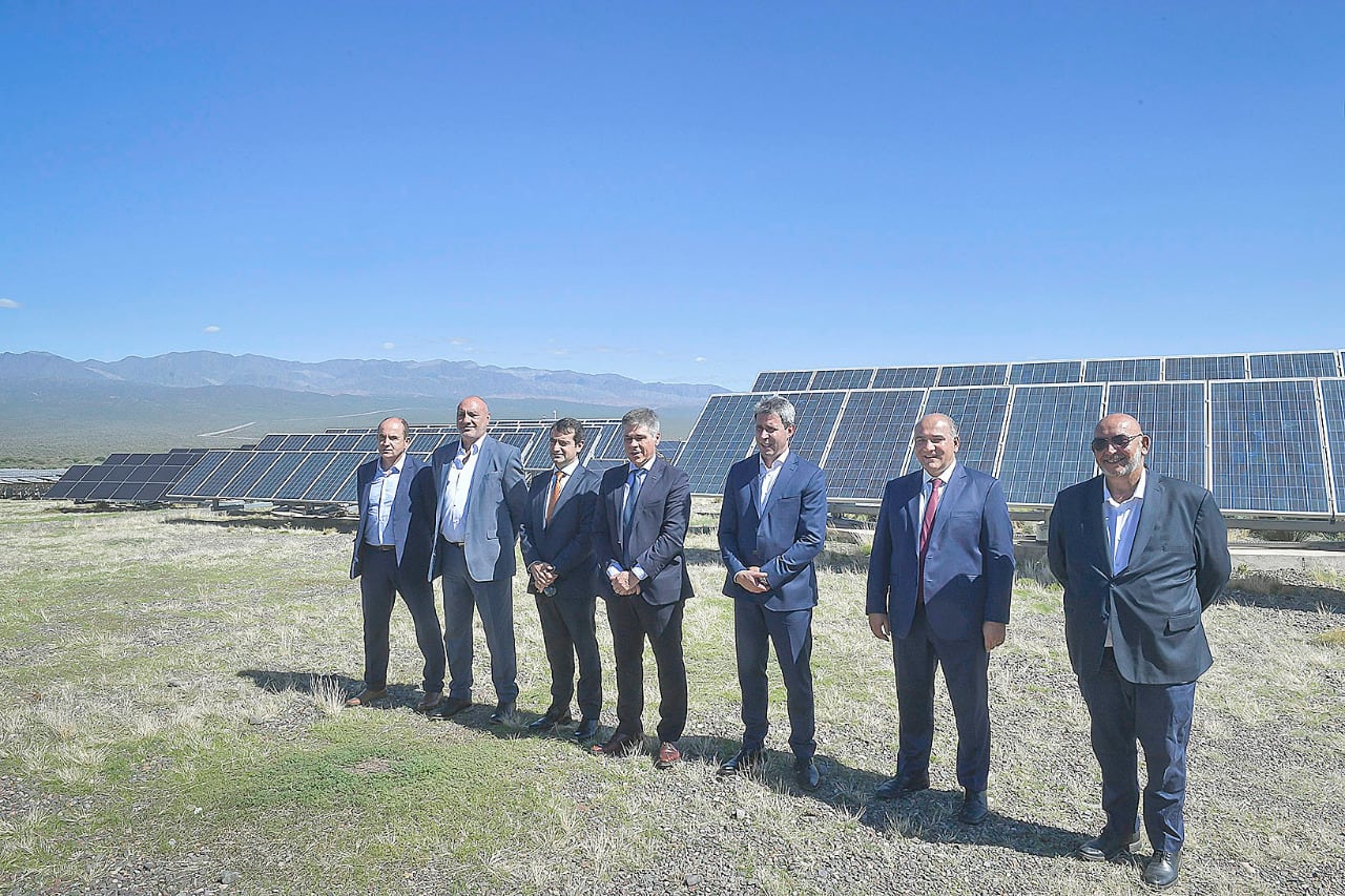 El jefe de gabinete Juan Manzur junto al gobernador de San Juan y funcionarios de YPF.
