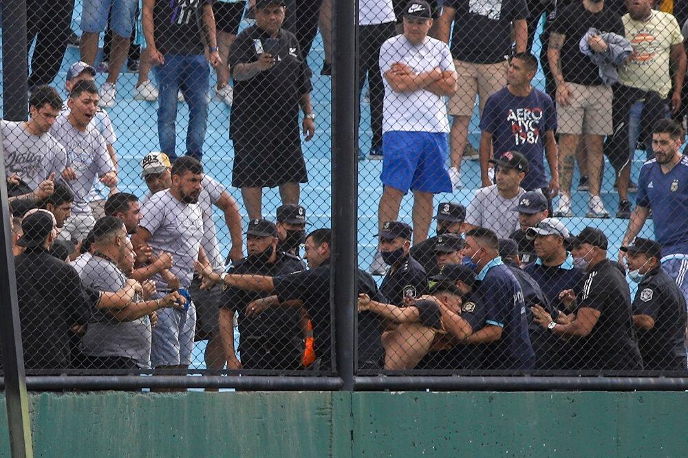 Incidentes entre hinchas neutrales y la policía en la cancha de Arsenal