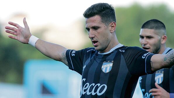 Bruno Bianchi festeja el gol del empate de los tucumanos.