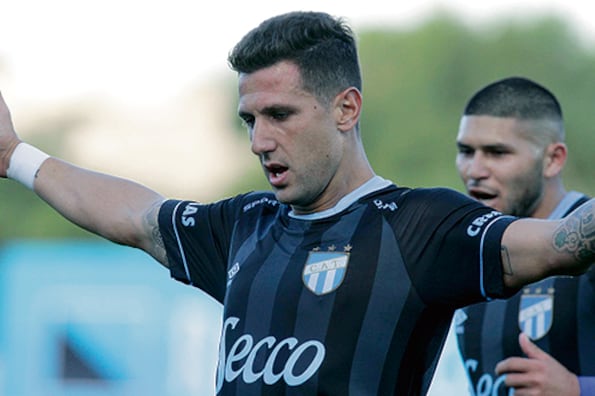 Bruno Bianchi festeja el gol del empate de los tucumanos.