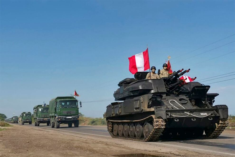 En Tumbes, región en la frontera norte, a 1280 kilómetros de Lima, se pudo observar una columna de vehículos blindados desplazándose por las calles.  