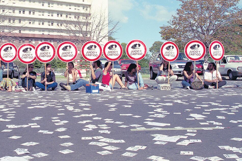 Primera salida con las señales de Juicio y castigo a Comodoro Py donde declaraba Massera, 1998.