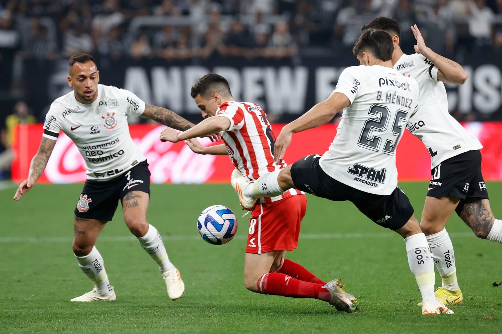 Fernando Zuqui rodeado por tres jugadores de Corinthians