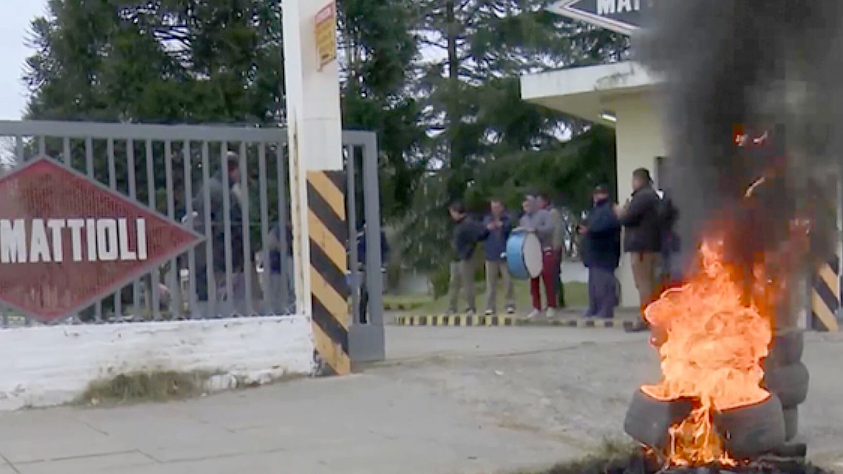 Protesta de trabajadores en la puerta de la planta de la autopartista Dino Mattioli.