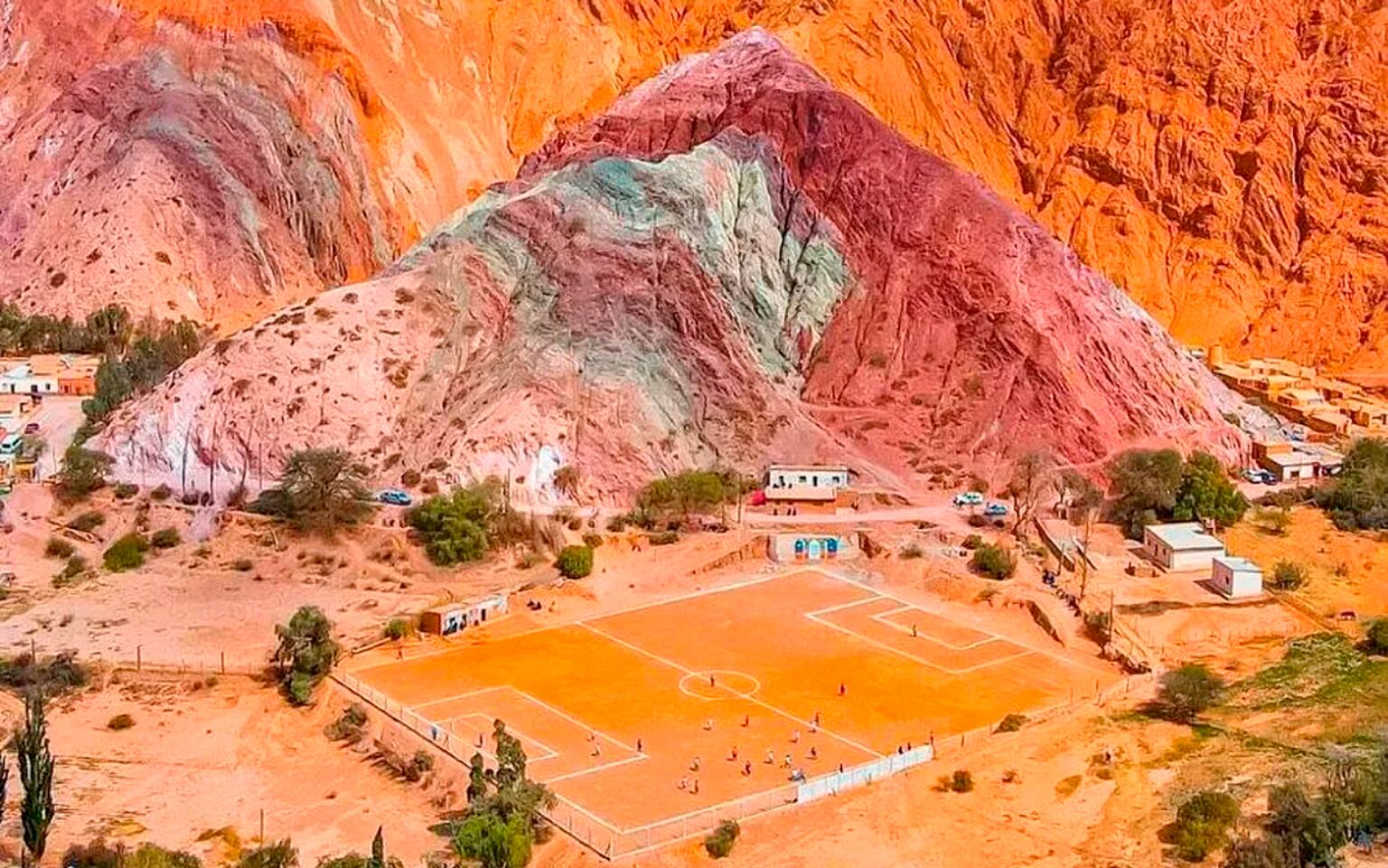 La cancha está al pie del Cerro de los Siete Colores