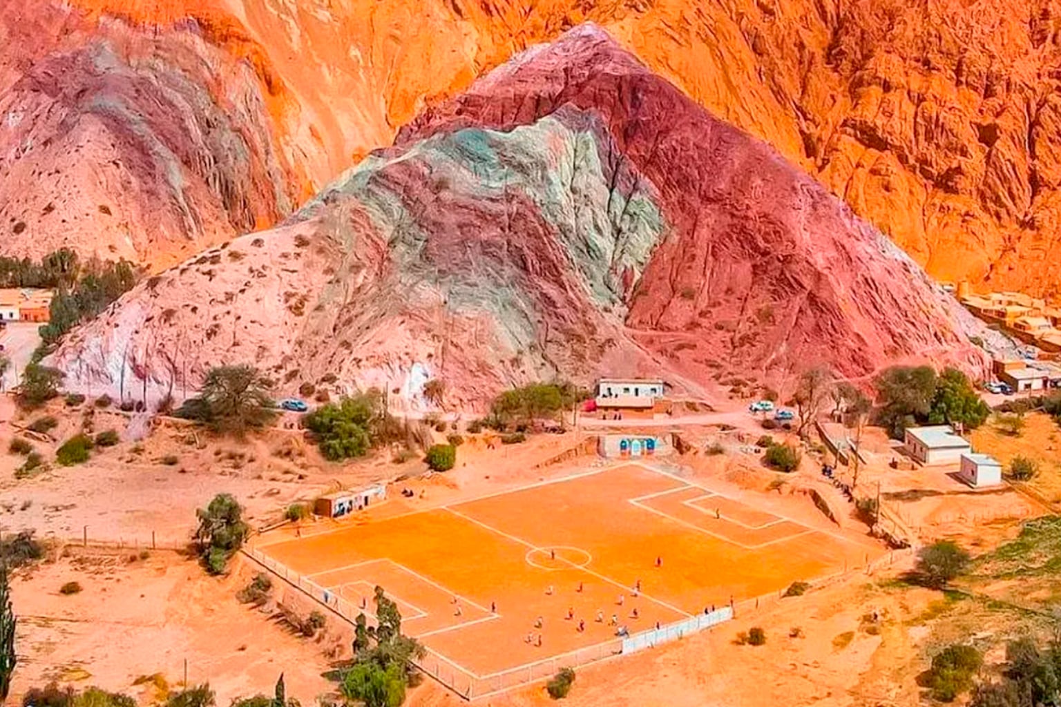 La cancha está al pie del Cerro de los Siete Colores