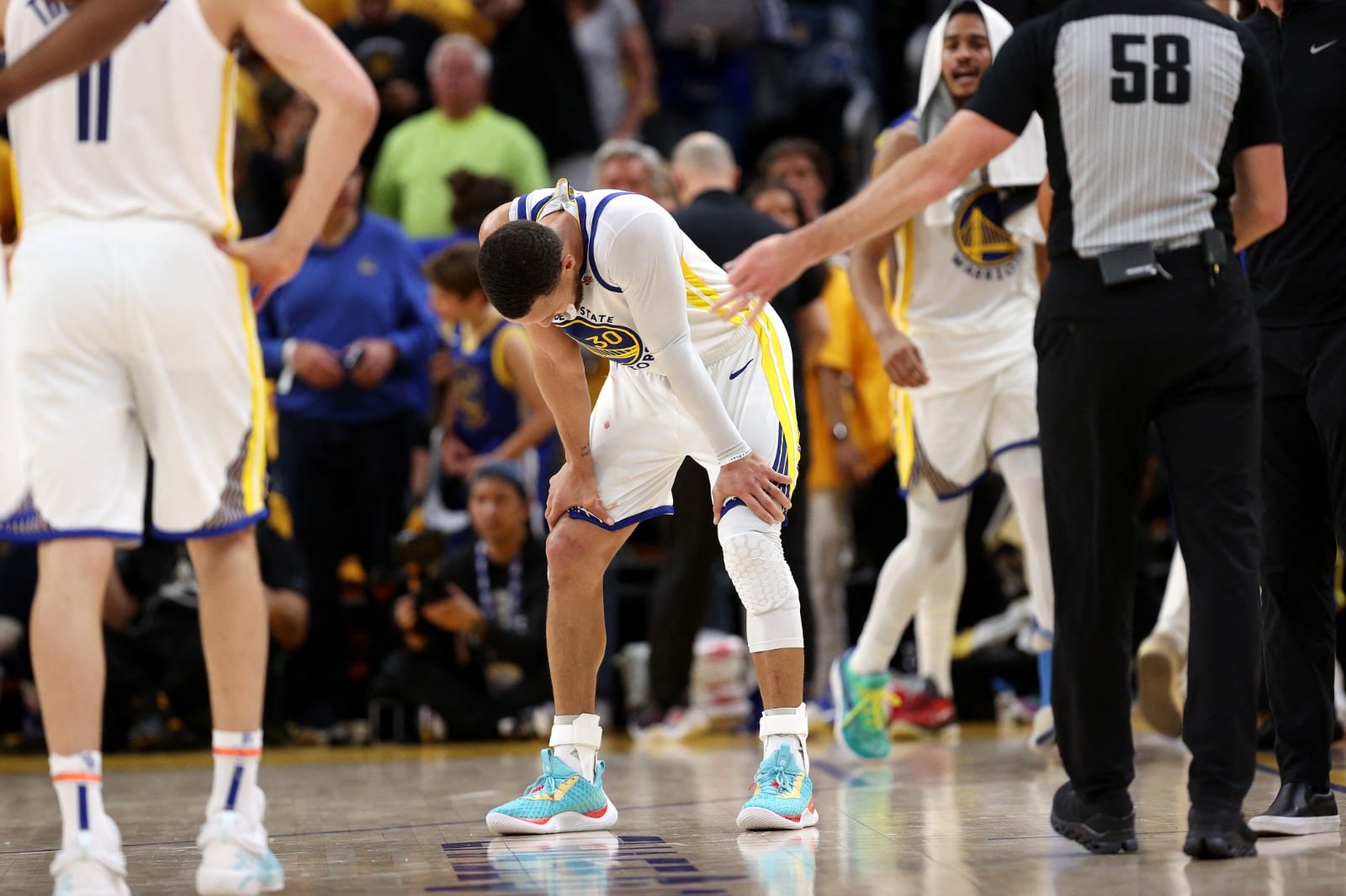 Stephen Curry no puede creer su error. Pero el equipo ganó y el base zafó