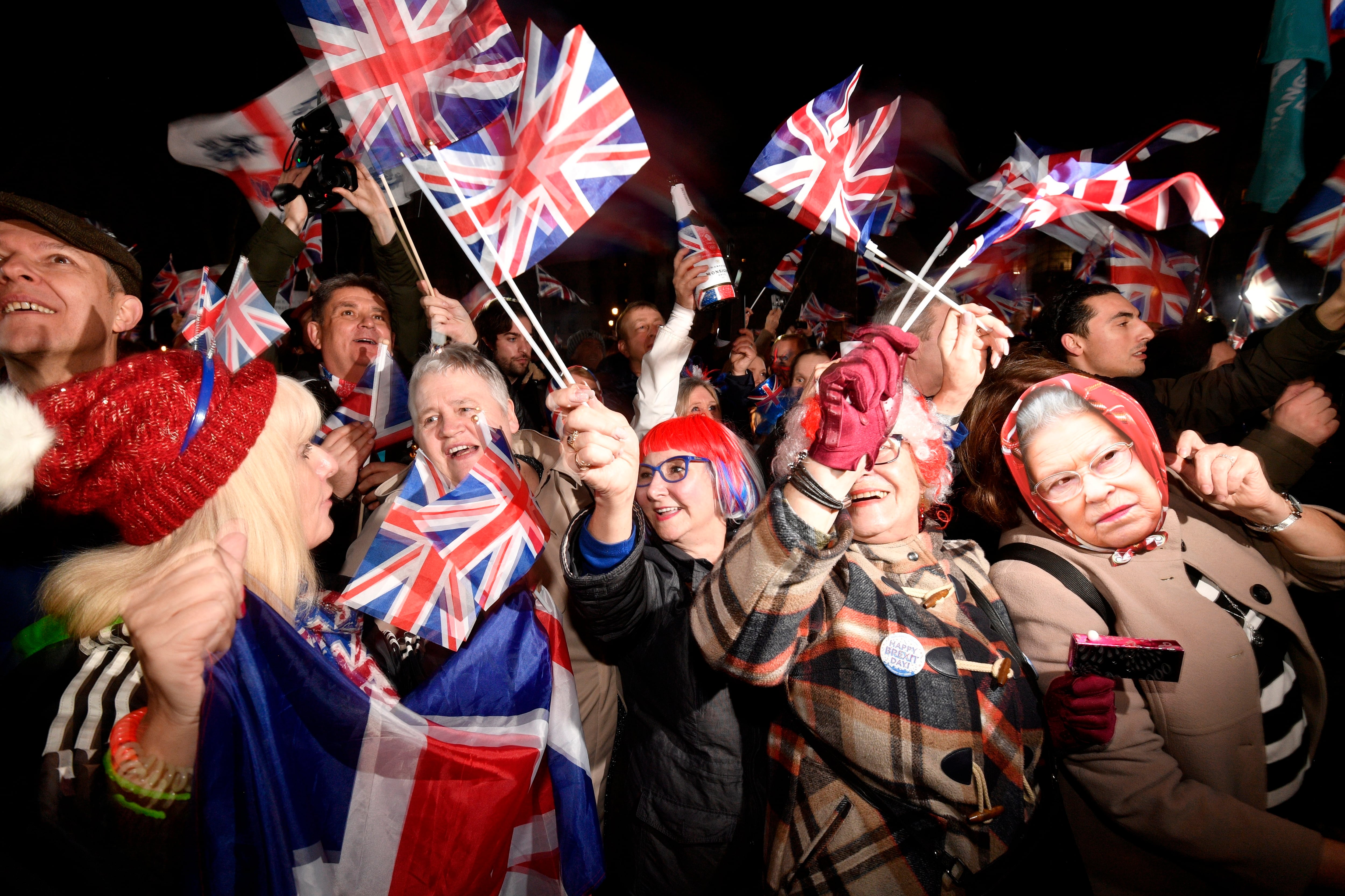 Simpatizantes del Brexit festejan en la entrada al Parlamento britànico en Londres.