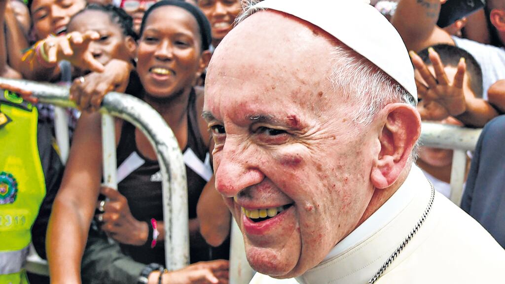 Se ve en el rostro de Francisco la huella de un golpe que recibió en el papamóvil.