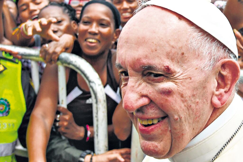 Se ve en el rostro de Francisco la huella de un golpe que recibió en el papamóvil.