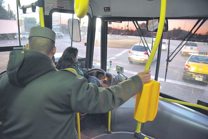 Un centenar de colectivos salieron de la Escuela de Aviación Militar, con guardias armados a bordo de cada vehículo.