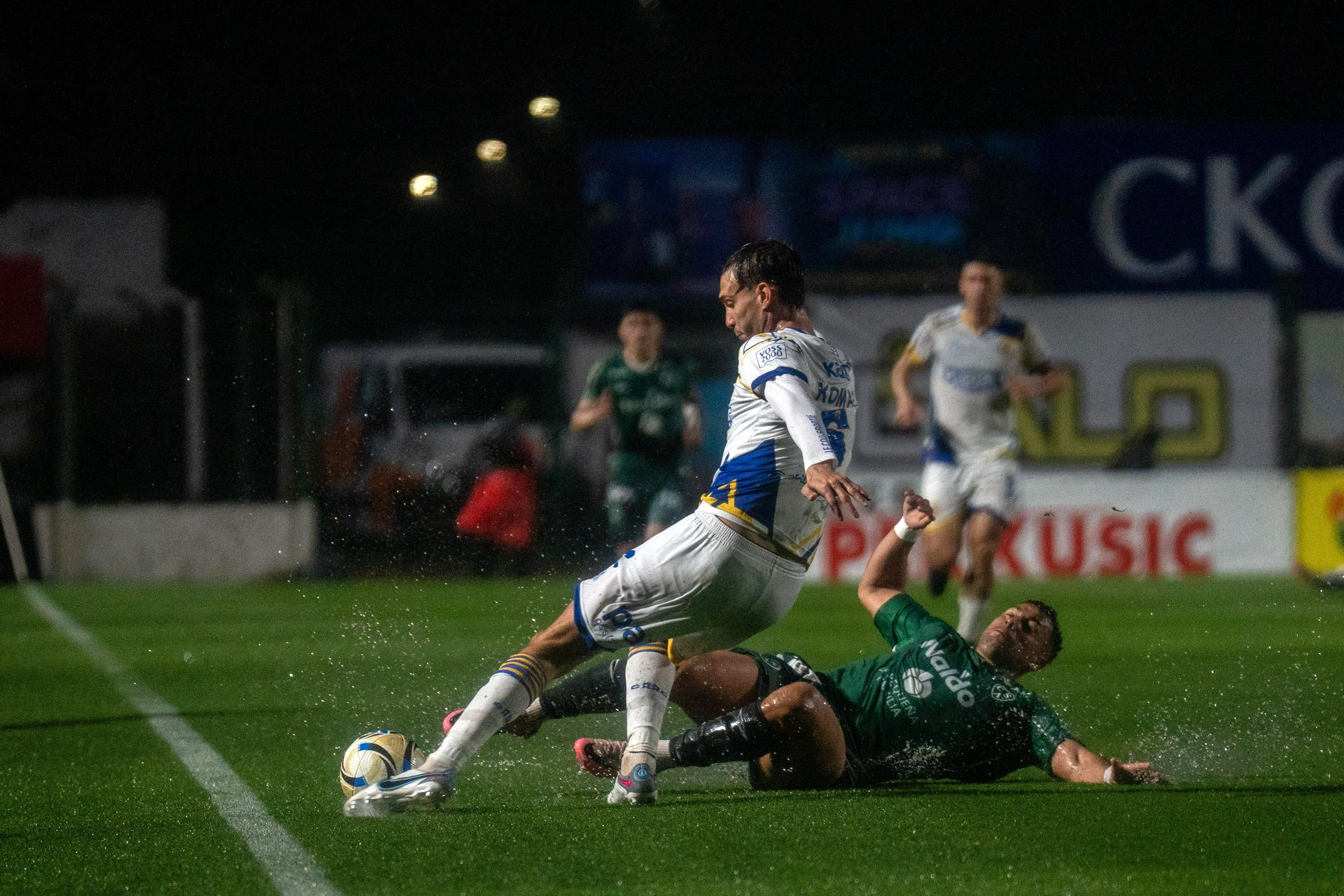 Se retoma el partido suspendido por lluvia.