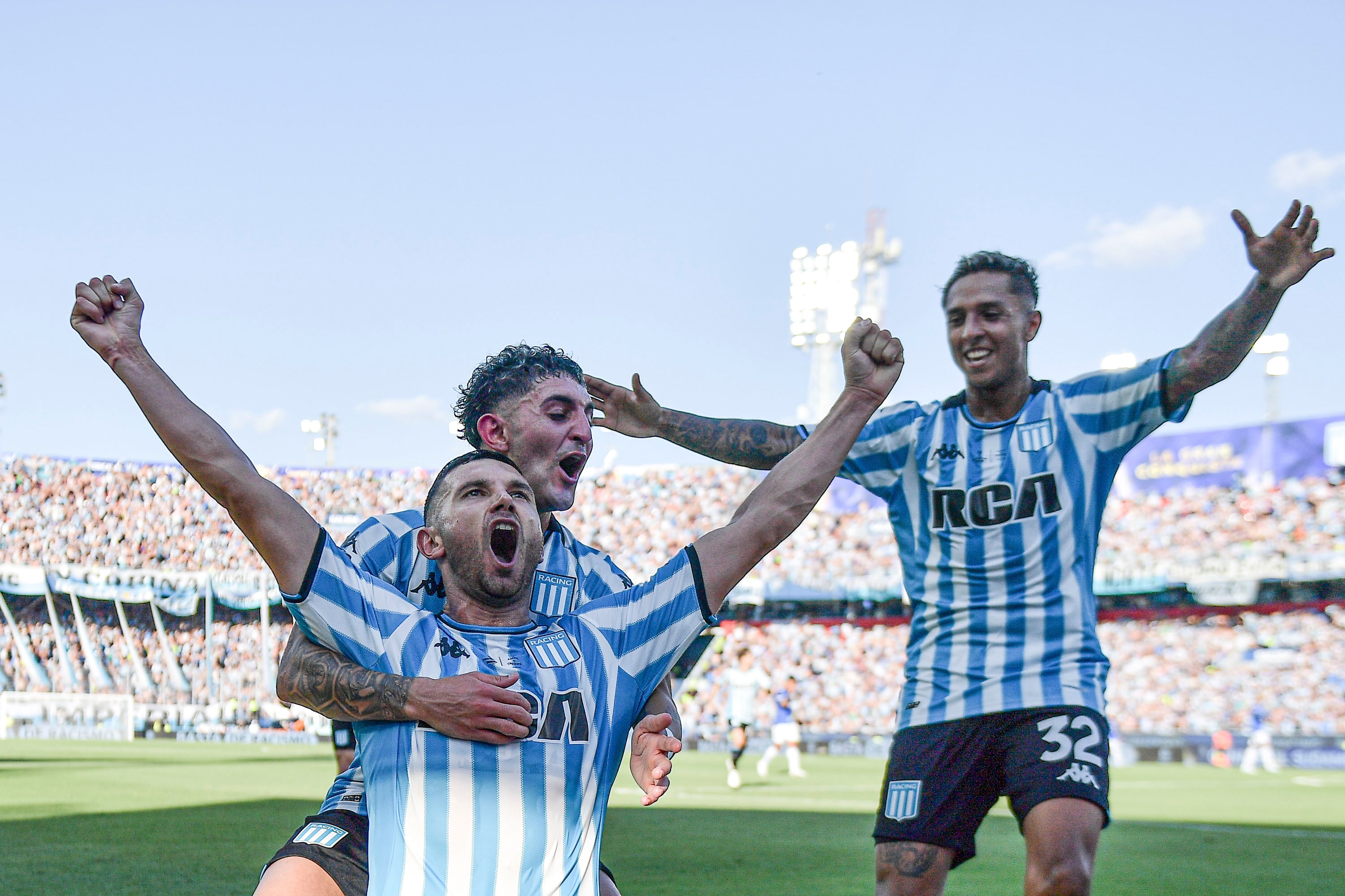 Maravilla Martínez festeja el segundo de Racing.