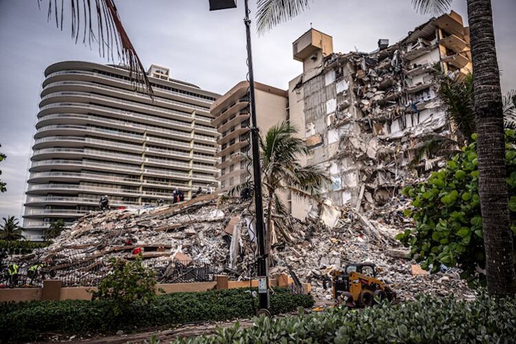 El Champlain Towers se vino abajo en la madrugada del jueves.