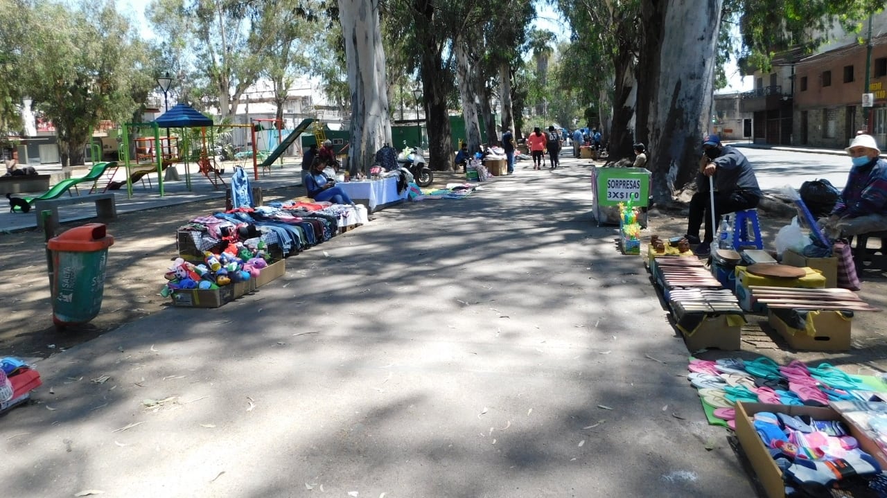 Los manteros autorizados se quejaron por la falta de clientes.
