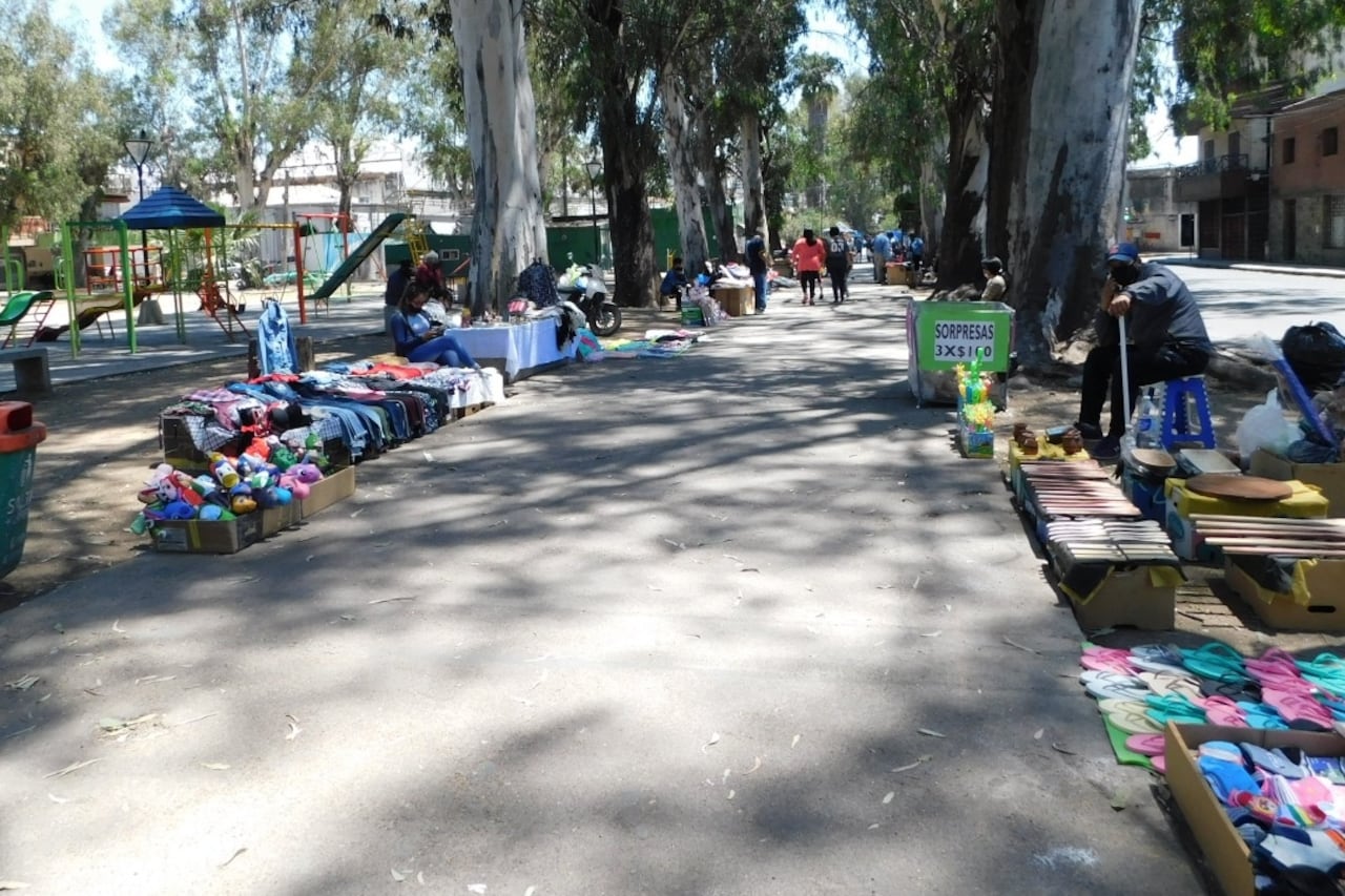 Los manteros autorizados se quejaron por la falta de clientes.