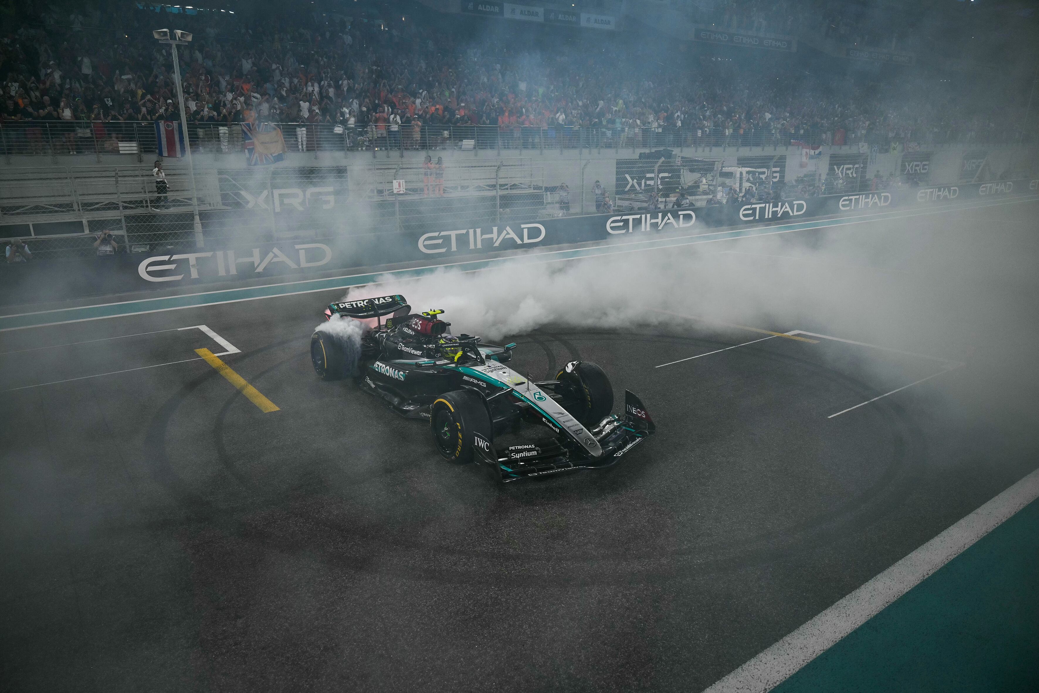 Hamilton hizo trompos para saludar a los fanáticos de Mercedes.