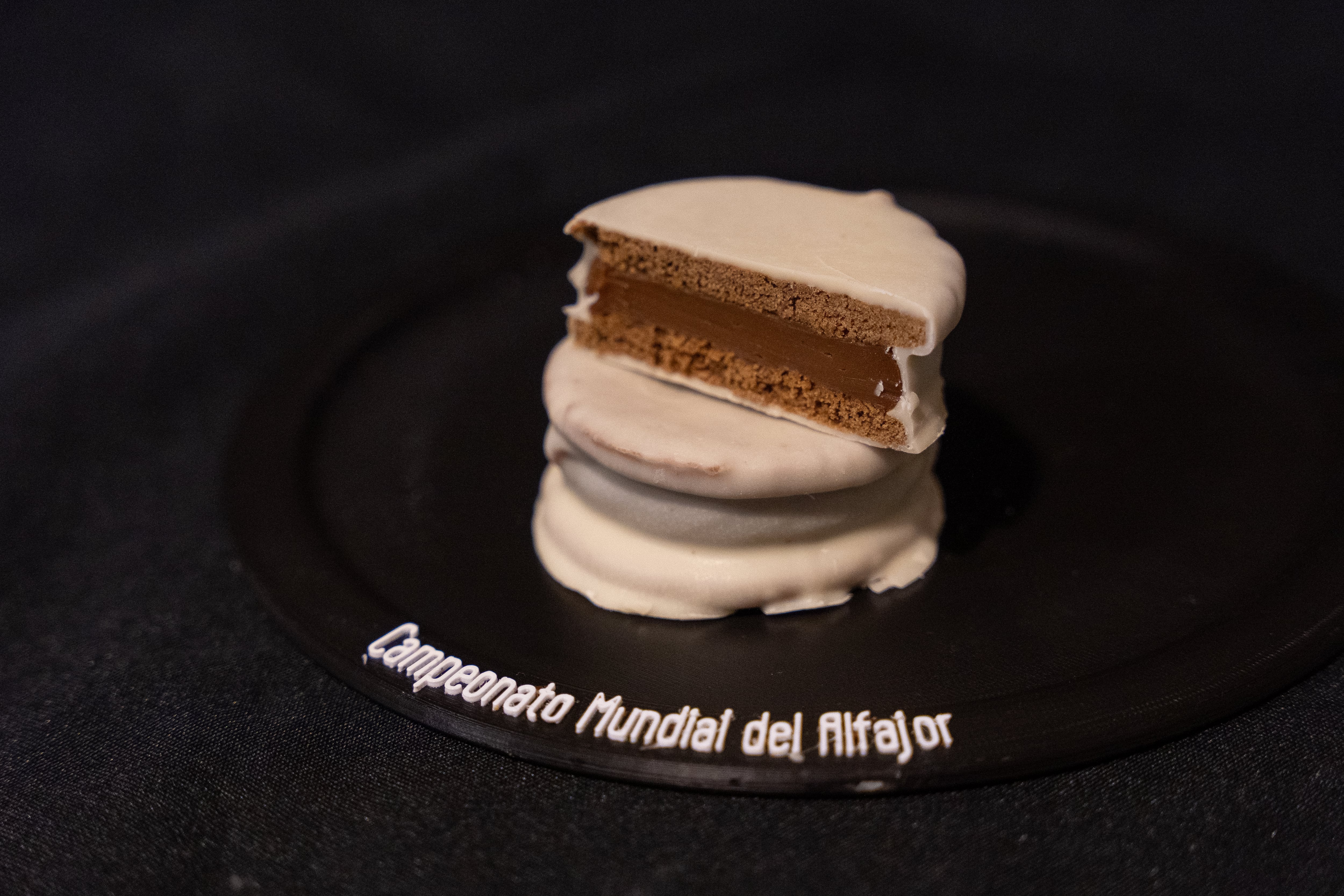 Chacra Los Retamos, de El Hoyo, Chubut, logró cautivar al jurado: un alfajor de harina de nuez y dulce de leche, cubierto con chocolate blanco