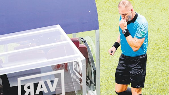 El árbitro Pitana consulta el VAR en la final para cobrar un penal a favor de Francia.