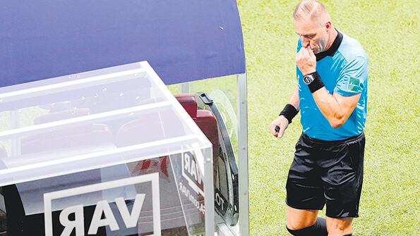 El árbitro Pitana consulta el VAR en la final para cobrar un penal a favor de Francia.