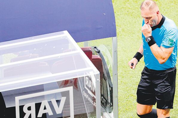 El árbitro Pitana consulta el VAR en la final para cobrar un penal a favor de Francia.