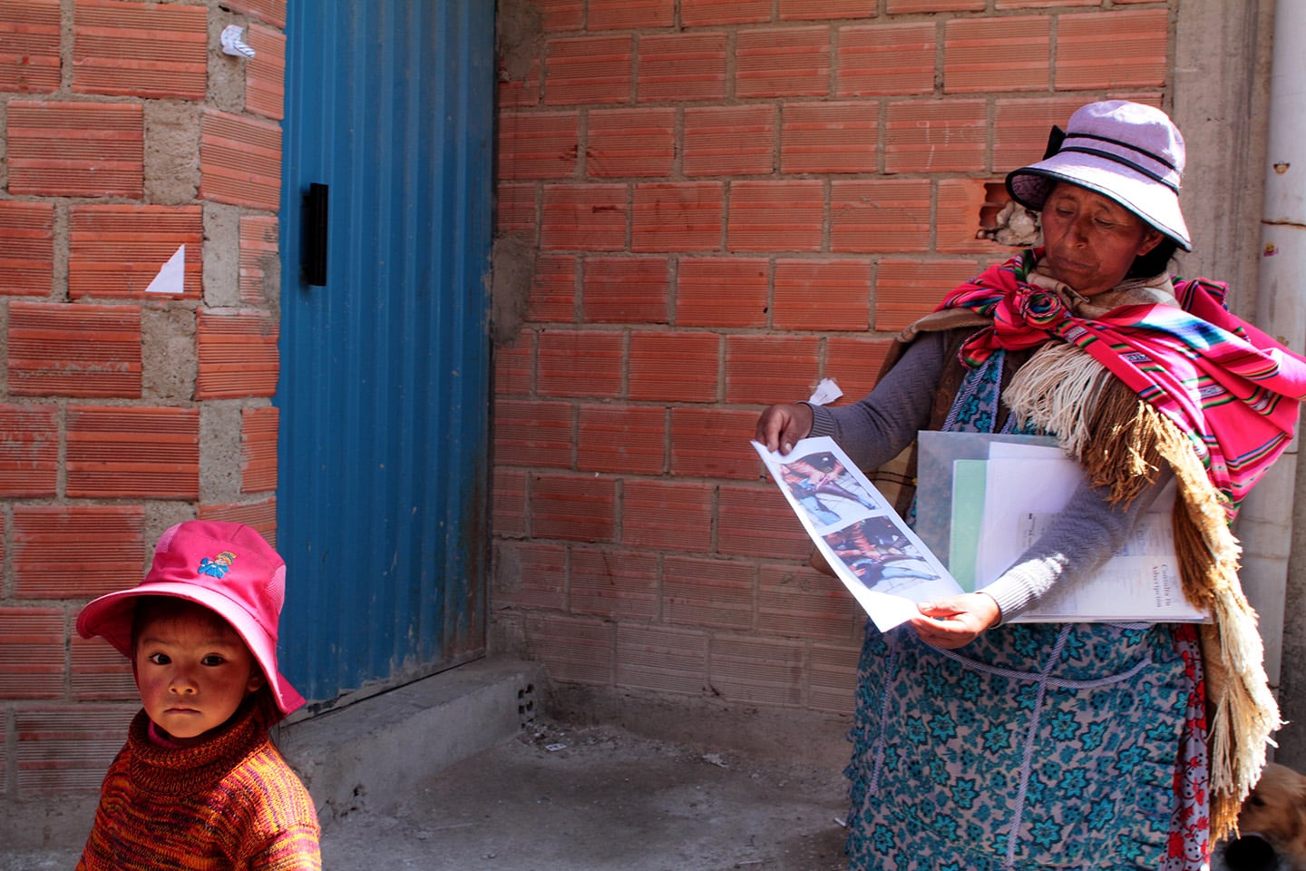 1.Marta Vargas muestra documentos sobre la represión en Senkata a la espera de la comisión argentina en El Alto. 2. Víctimas de la represión en Senkata, antes de reunirse con la comisión argentina.