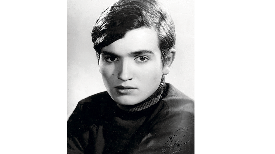 Noy adolescente a punto de iniciar carrera como el Príncipe de Cenicienta.