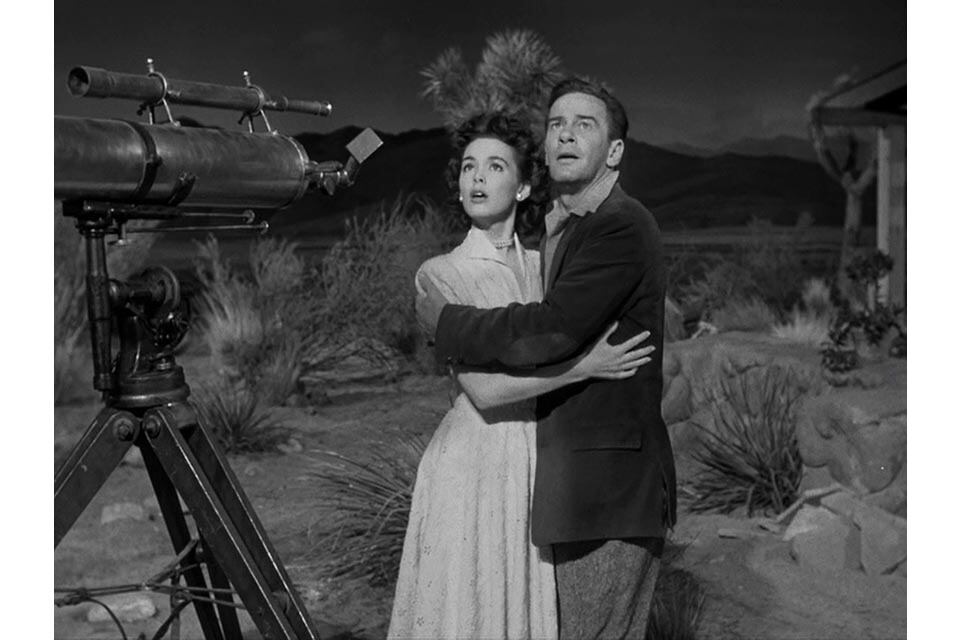 ((((Foto 1)))) Sólo John, que es astrónomo, y su novia sabrán la verdad sobre los extrarrestres. (((((foto 2))))) Así se ven los llegados de otro mundo.