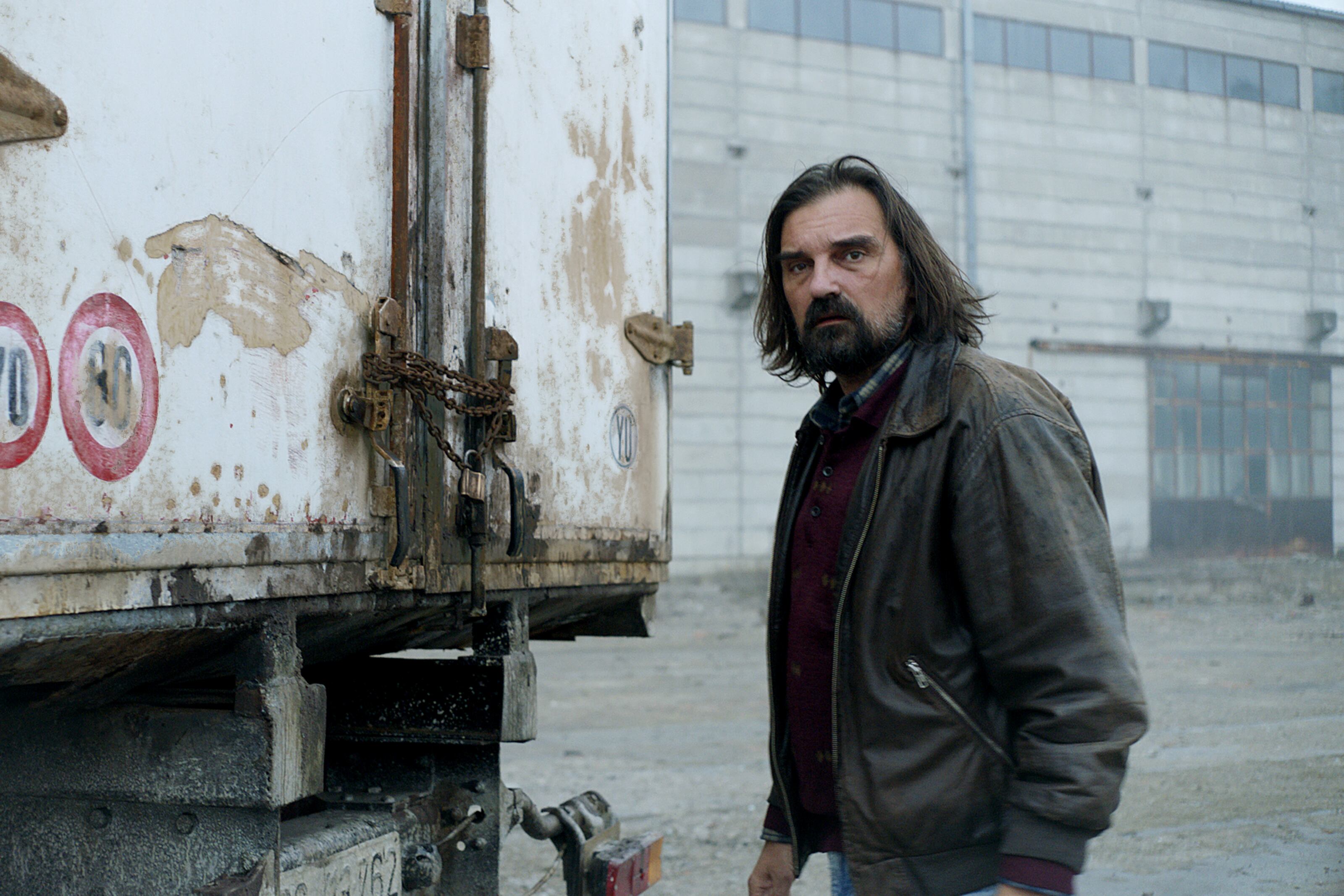 La caja del camión de Vlada está sellada con cadenas y candados.