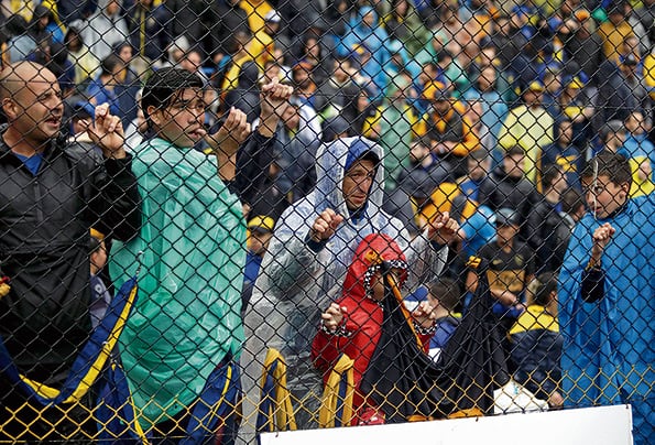 Los hinchas xeneizes que entraron a la Bombonera y querían fútbol.