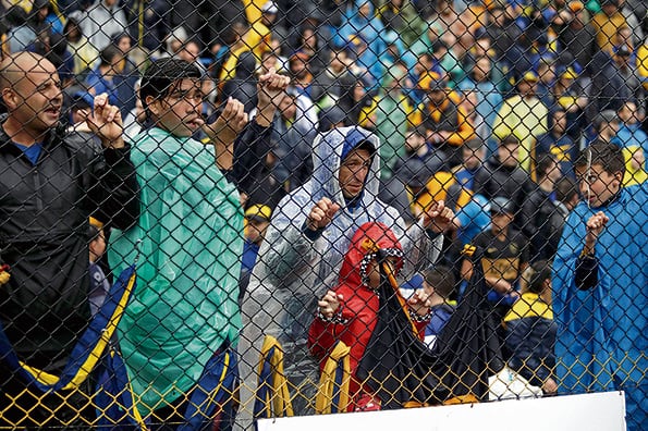 Los hinchas xeneizes que entraron a la Bombonera y querían fútbol.