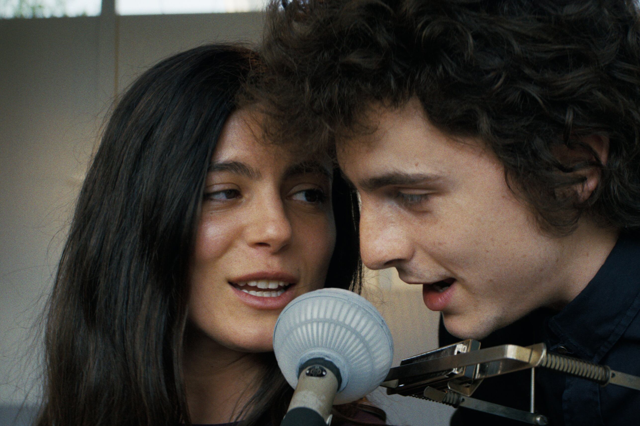 Timothée Chalamet imita perfectamente a Dylan y hasta aprendió a cantar.