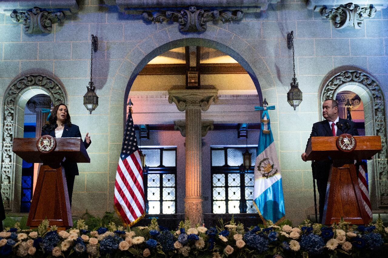 Kamala Harris y Alejandro Giammattei en conferencia de prensa.