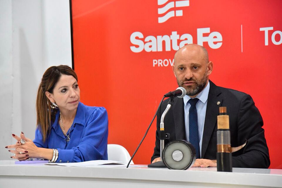 Presidenta de la EPE, Anahí Rodríguez con el ministro Puccini.