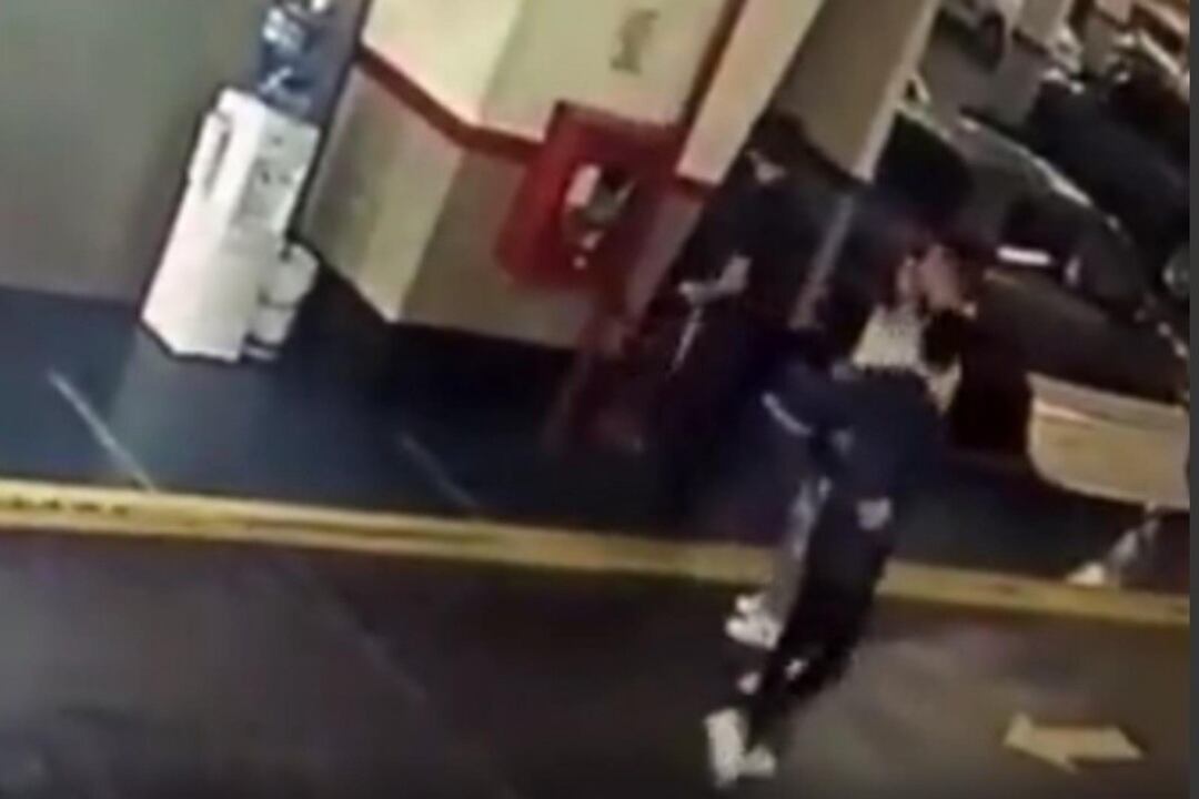 El joven que agreadió al empleado del garaje continúa prófugo.