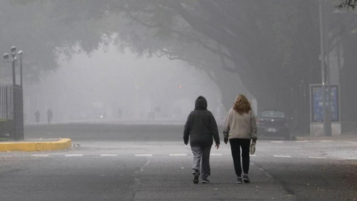 Los invendios en las islas del Delta recrudecieron y el humo se instaló en Rosario y el resto de las ciudades costeras de Santa Fe. (Foto: NA)
