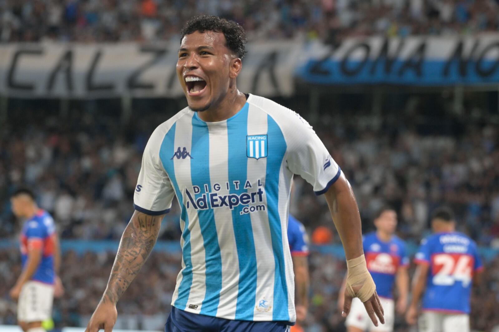 Roger Martínez metió un lindo cabezazo en el 2-0 tras pase de su pana, Juanfer Quintero.