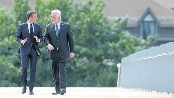 El presidente francés, Emmanuel Macron, dialoga con el premier de Quebec, Philippe Couillard.