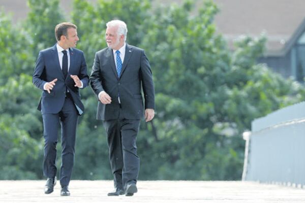 El presidente francés, Emmanuel Macron, dialoga con el premier de Quebec, Philippe Couillard.