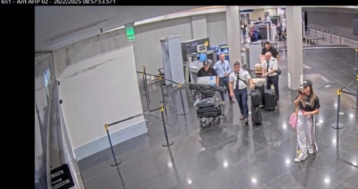 Laura Arrieta en Aeroparque, el 26 de febrero pasado, esquivando los controles de las valijas.