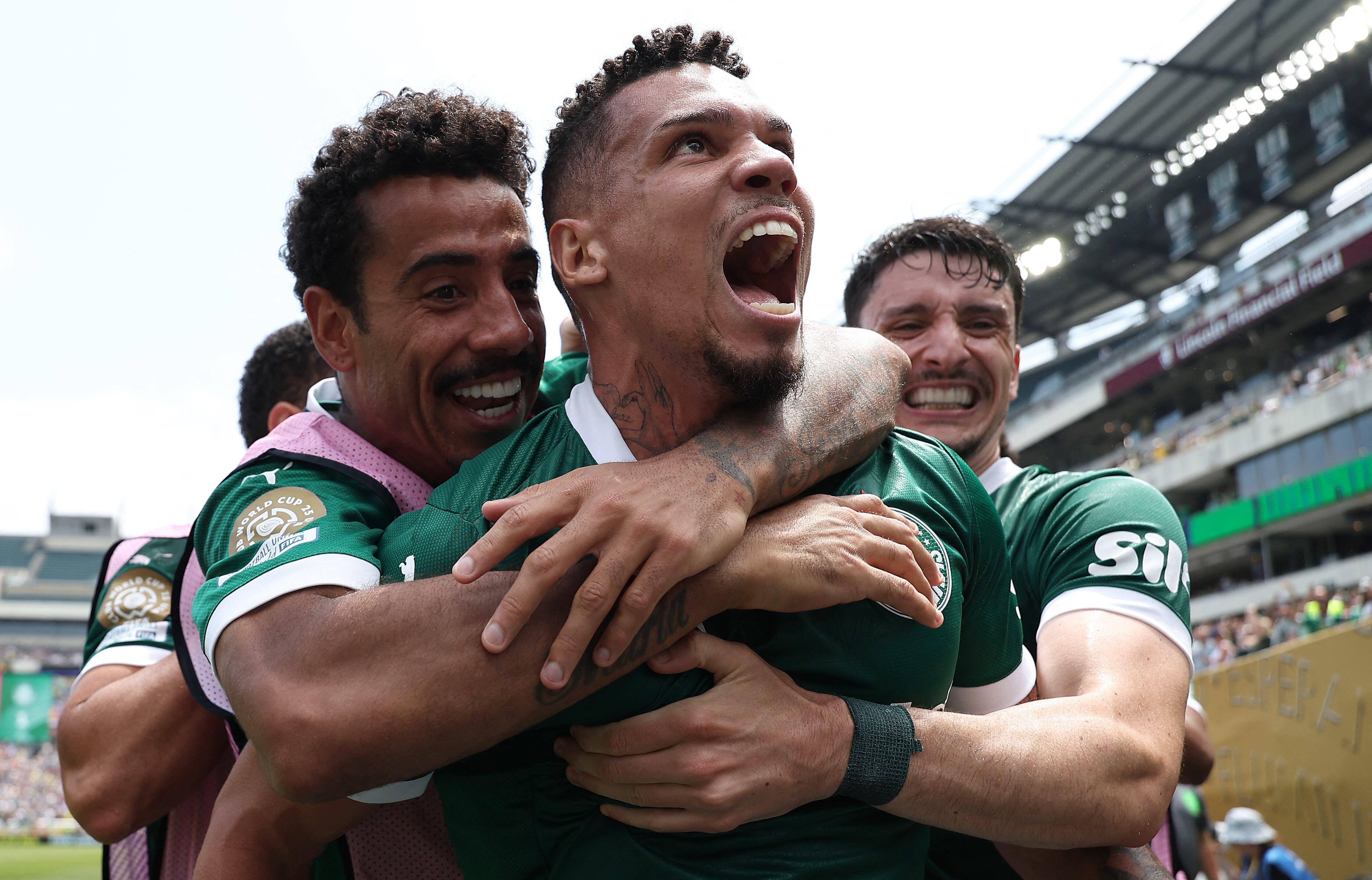 Paulinho grita con el alma su gol y la clasificación de Palmeiras