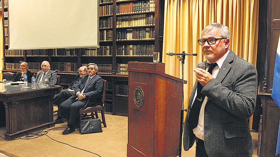 Cuando el decano Ricardo Nidd se acercó al atril para hablar, le dijeron que no podía hacerlo desde ese lugar.