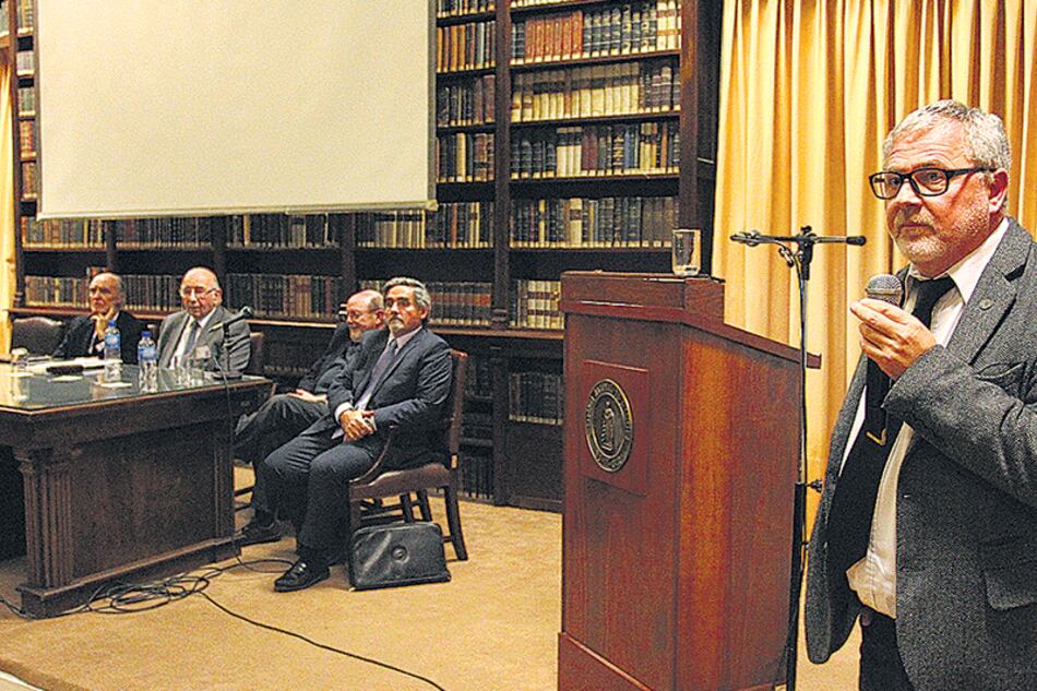 Cuando el decano Ricardo Nidd se acercó al atril para hablar, le dijeron que no podía hacerlo desde ese lugar.