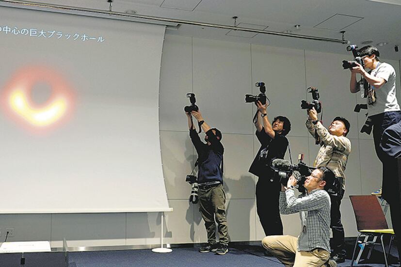 Los fotógrafos toman la imagen del agujero negro en M87.