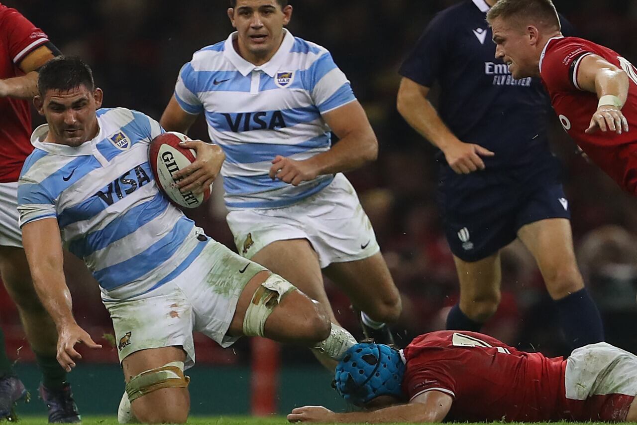 Pablo Matera recibe un tackle cuando encabezaba un ataque de Los Pumas