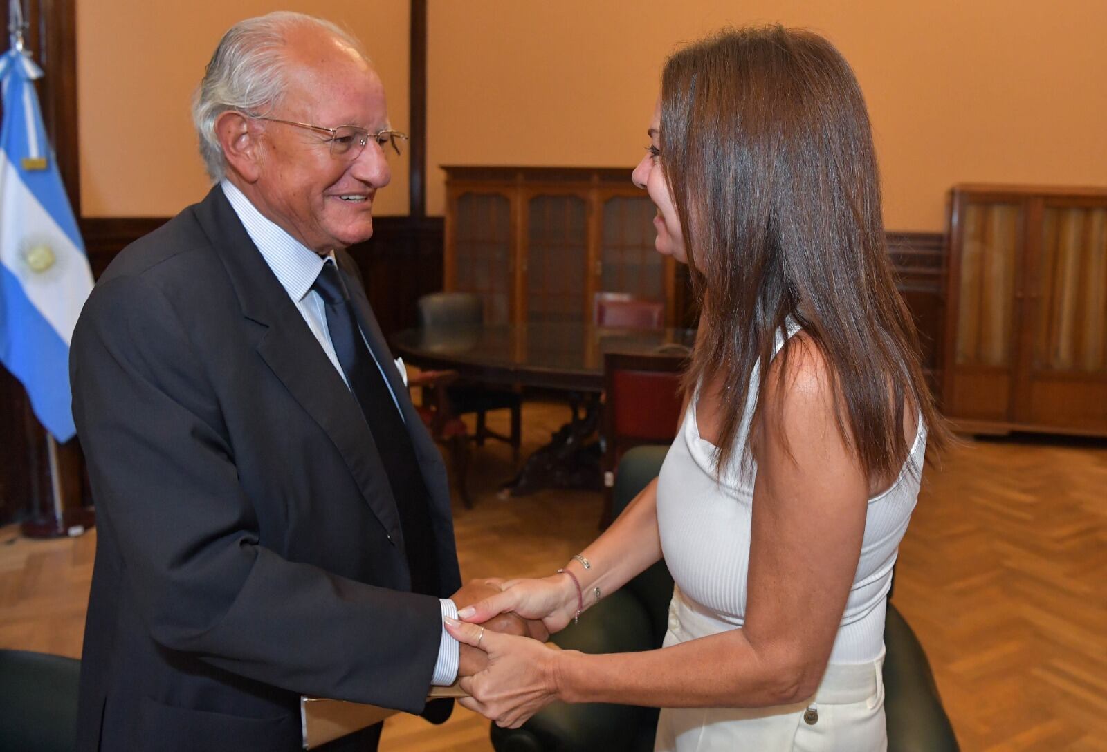 Pettovello sonriente con el médico Abel Albino.