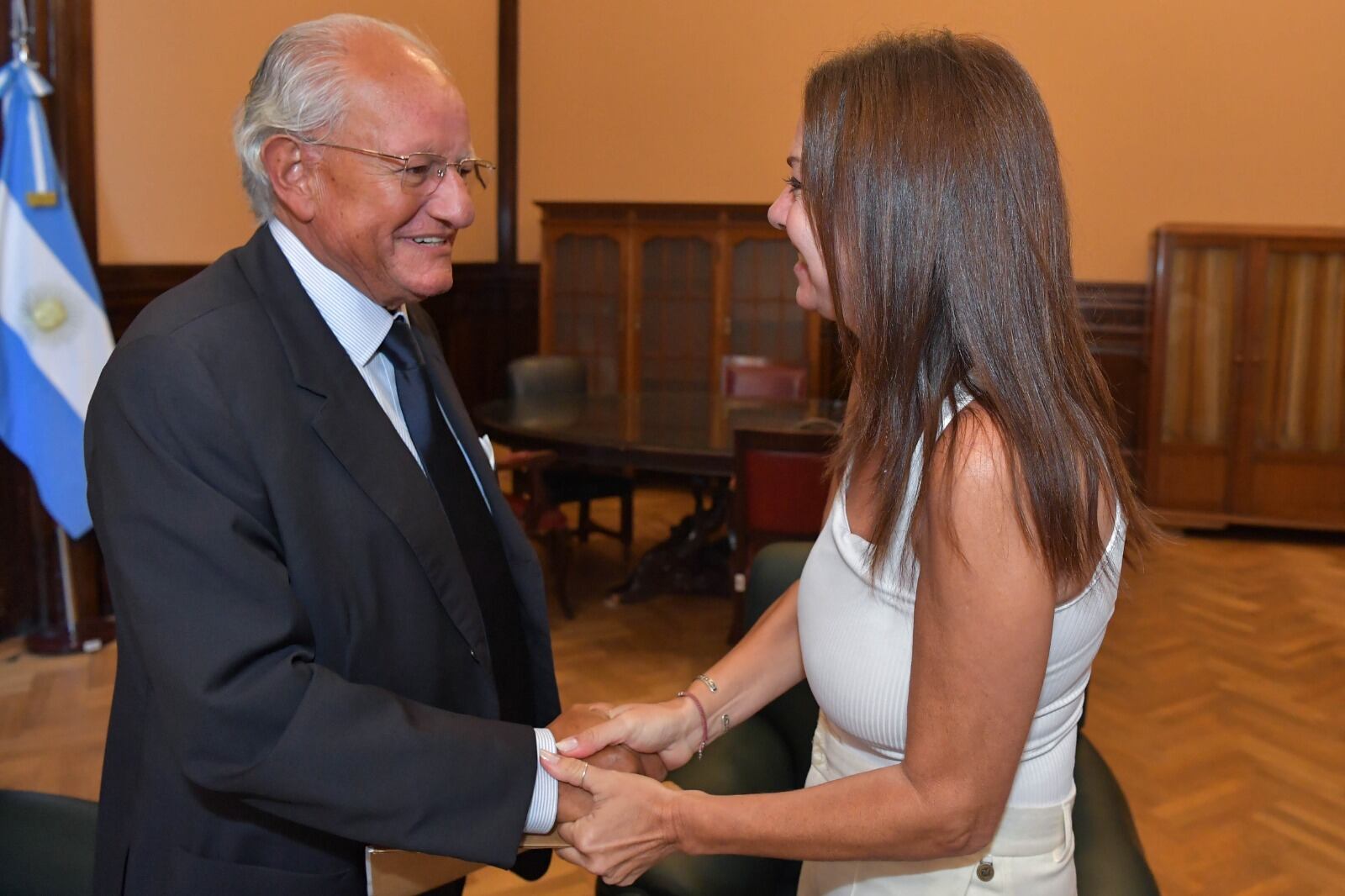 Pettovello sonriente con el médico Abel Albino.