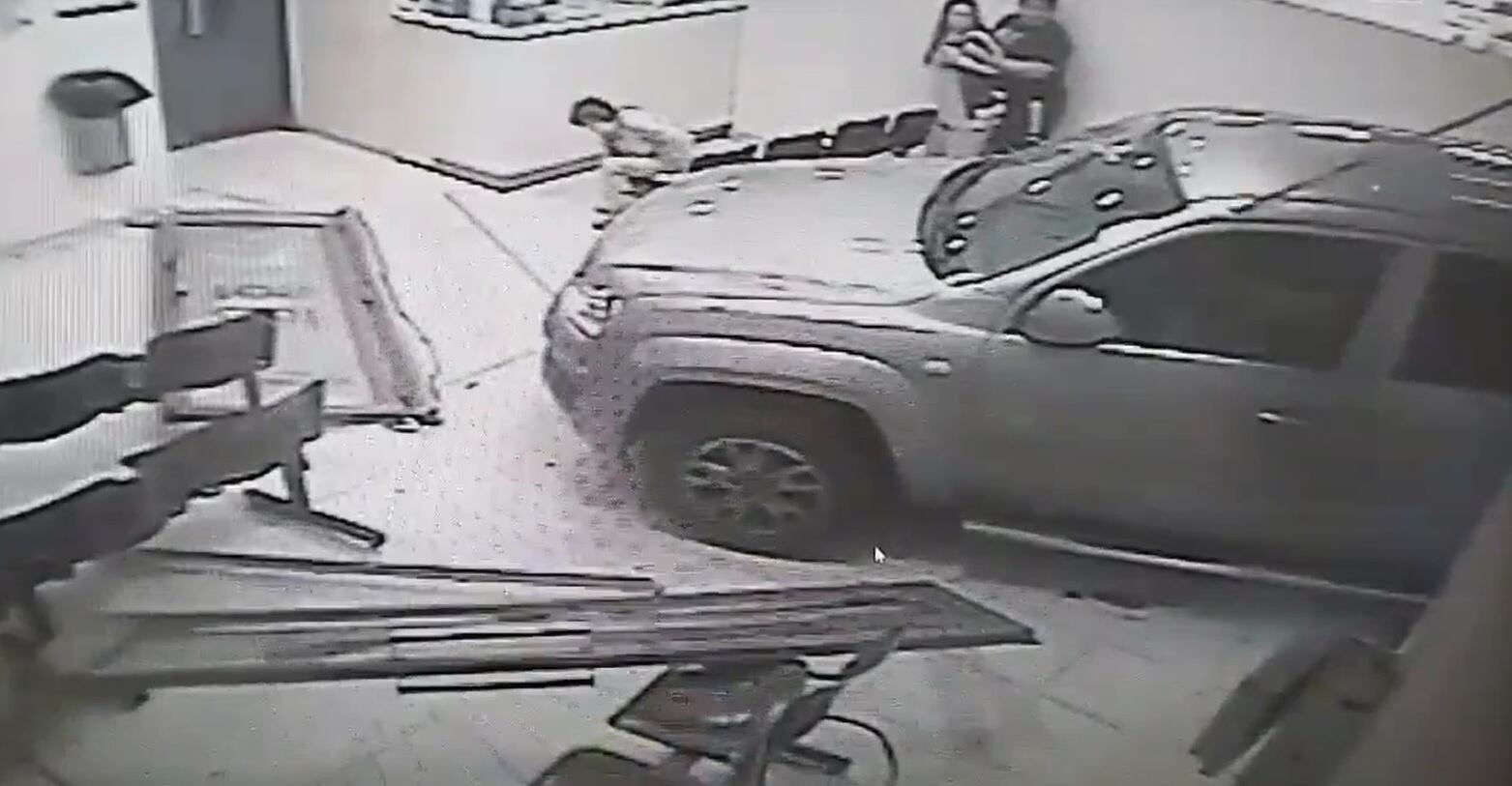 El conductor se metió con camioneta y todo dentro del hospital